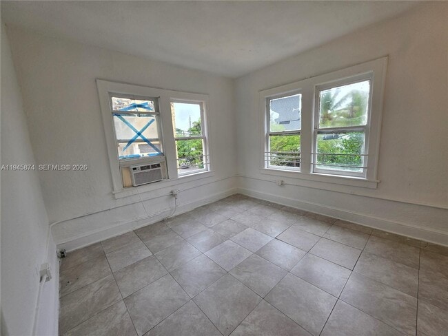 Building Photo - 1005 SW 19th Ave