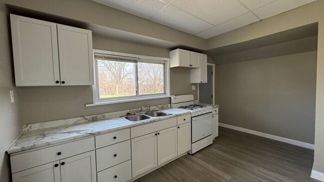Building Photo - Charming 3-Bedroom Home with Convenient Lo...