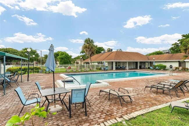 Building Photo - 5442 Lakewood Cir S