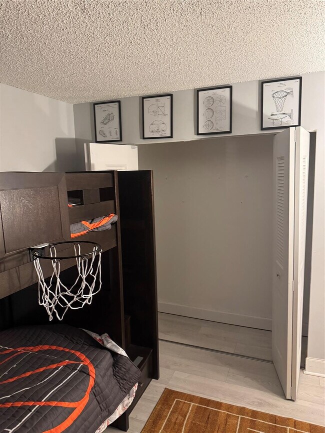 Building Photo - 4174 Inverrary Dr