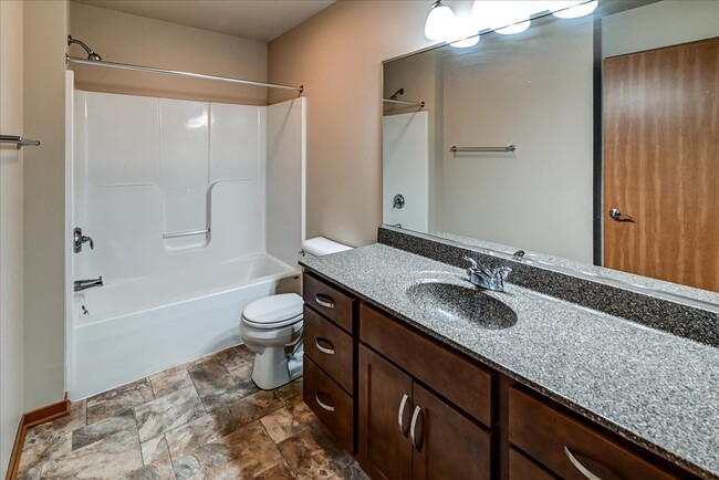 2nd floor full bath - 4874 Innovation Dr