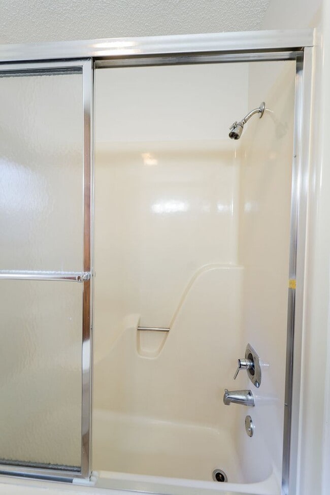 Building Photo - 2 bed, 2 bath new paint and refrigerator