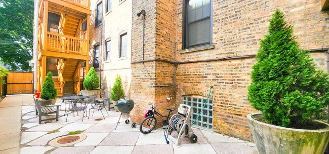 Building Photo - 832 Seward St