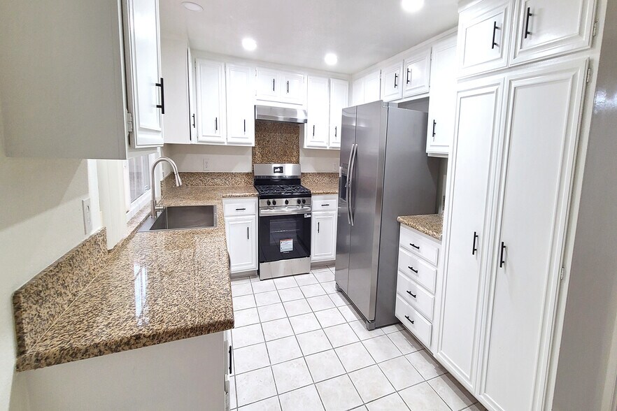 Building Photo - 10000 Hanna Ave