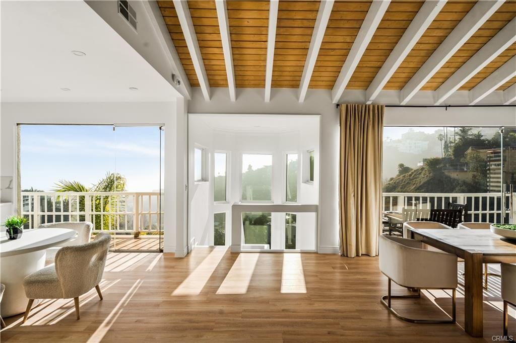 Building Photo - 2019 Sunset Plaza Dr