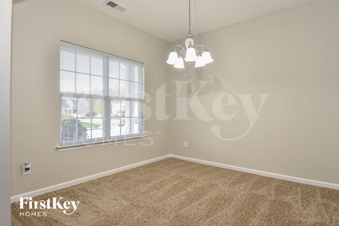 Building Photo - 905 Thorncroft Rd