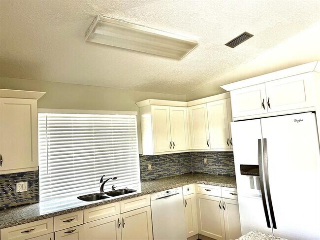 Building Photo - 6746 Via Regina