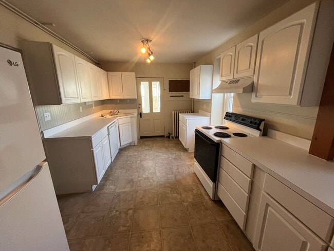 Building Photo - Breathtaking River Views!