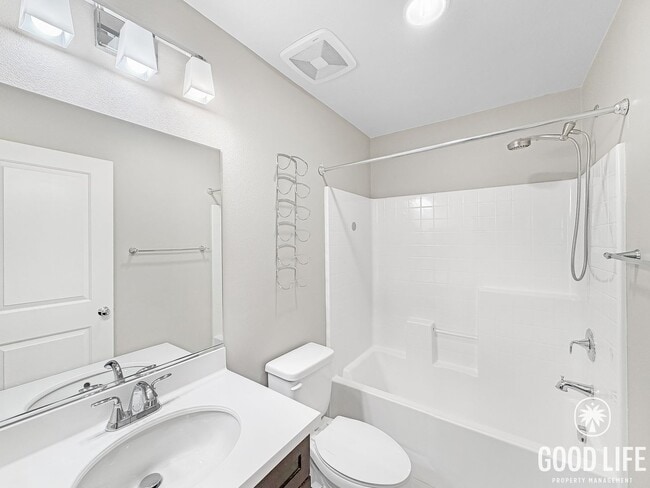 Building Photo - Beautiful 2BD/2.5 BA W/ A/C, Private Balcony, and Detached Garage in Kearny Mesa!