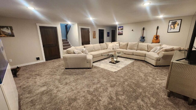 Building Photo - 5 Bedroom, 3 Full Bathroom House with 3 Ca...