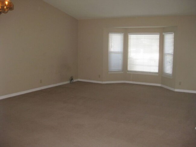 Building Photo - 4 Bedroom Home in Elk Grove!