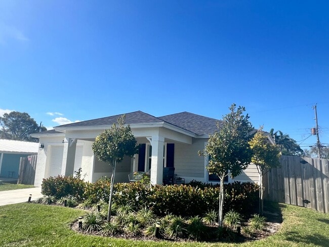 Building Photo - CHARMING 3 BEDROOM, 2 BATH HOME BUILT IN 2022 IN EAST STUART