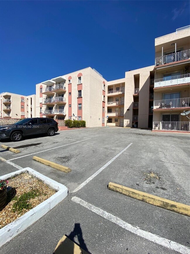 Building Photo - 6820 W Flagler St