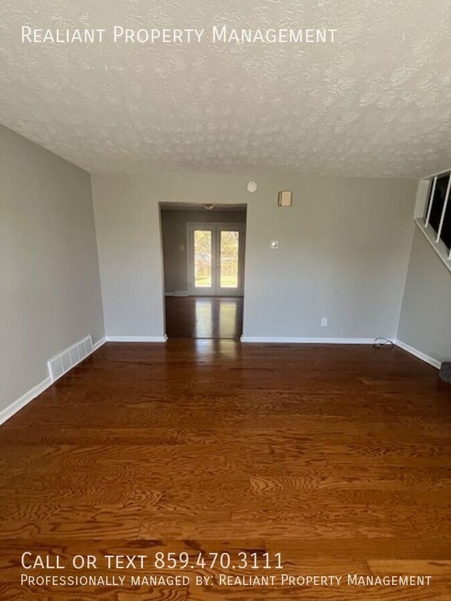 Building Photo - 3-bedroom, 2 full bath duplex in the desir...