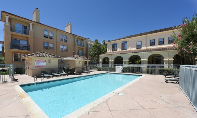 Building Photo - Beautiful 2BR/2BA Condo - Convenient Downtown San Jose Location!