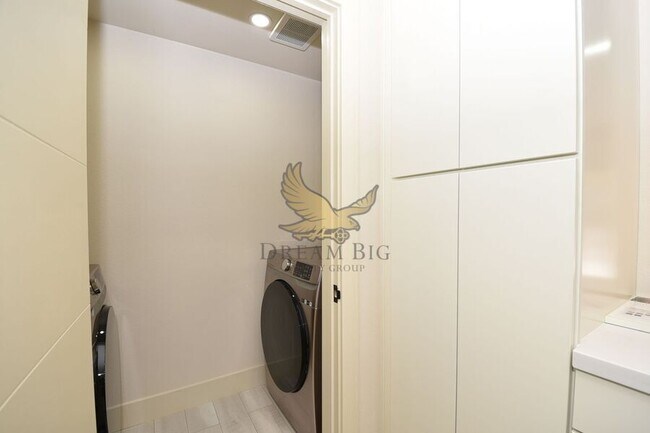 Building Photo - 8000 W Badura Ave