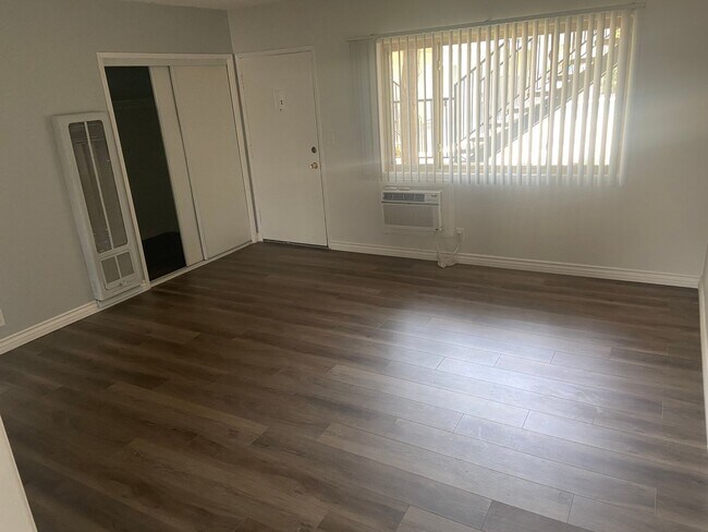 Building Photo - Studio apartment with all utilities paid!