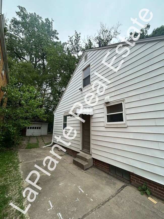 Building Photo - 3341 Douglas Rd