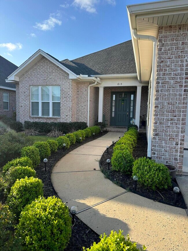 Building Photo - 613 Tulip Tree Way