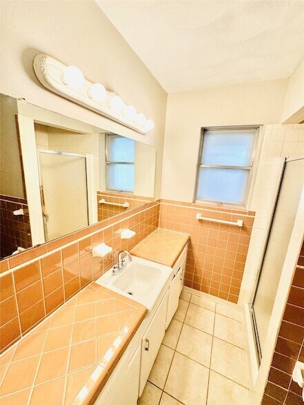 Building Photo - 2261 Springhill Dr