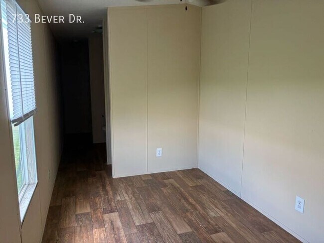 Building Photo - 733 W Bever Dr