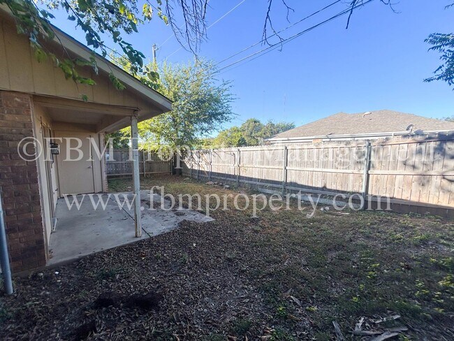Building Photo - 701-703 Hillcrest Ct