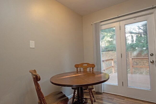 Building Photo - 2 Bedroom Home