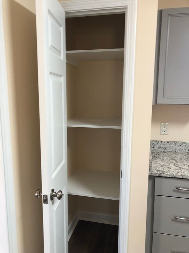 Building Photo - 2016 Iris Rd