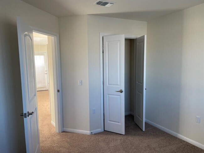 Building Photo - 9610 Morning Iris Dr