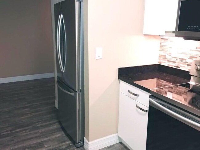 Building Photo - 12 NE 19th Ct