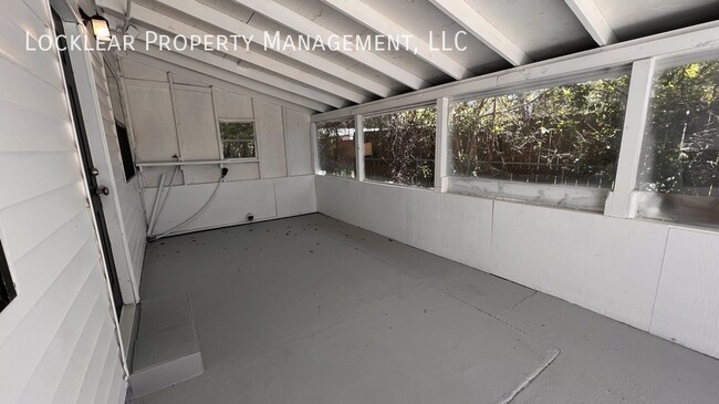 Building Photo - 9049 Jefferson Ave