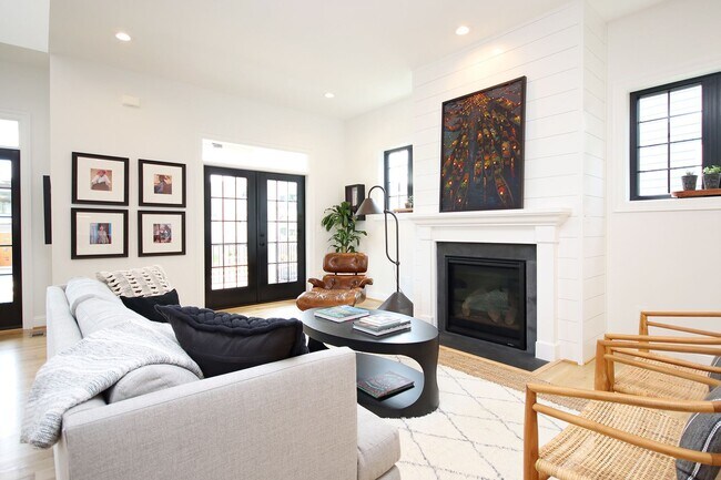 Building Photo - Beautiful, Custom-Built Pet-Friendly Lochlyn Hill Home