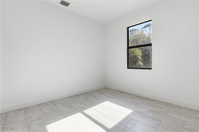 Building Photo - 1087 Rugby Cir