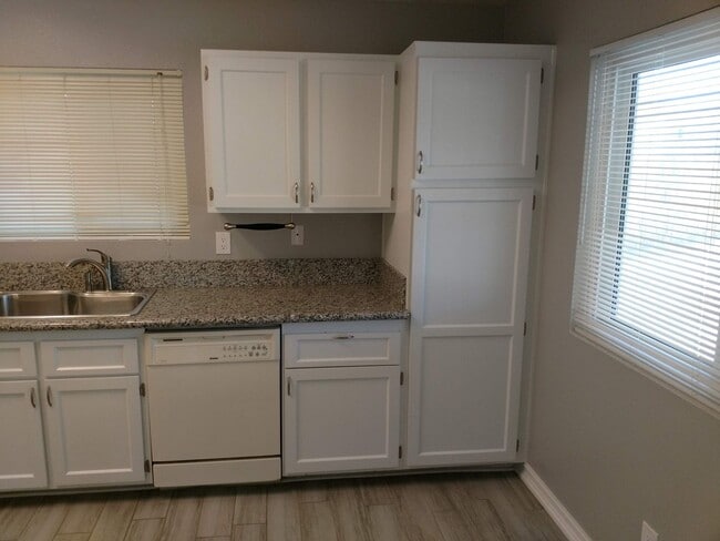 Building Photo - Henderson 4 Bedroom