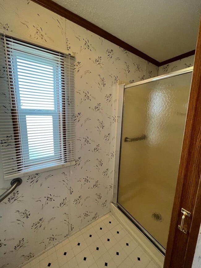 Building Photo - 3 Bedroom Mobile Home with Carport in Billings Heights