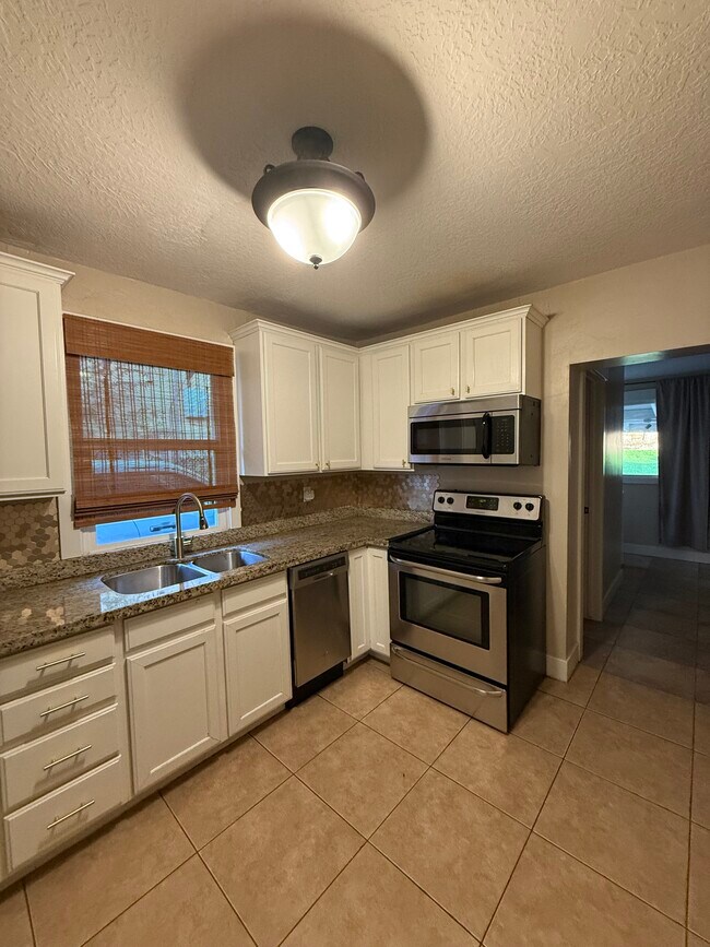 Building Photo - 807 S McClelland St