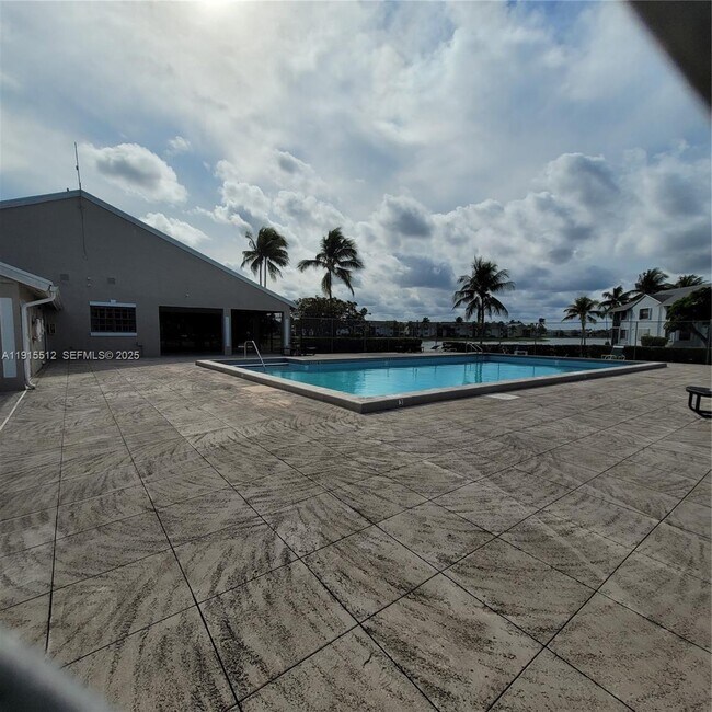 Building Photo - 999 Hamilton Dr