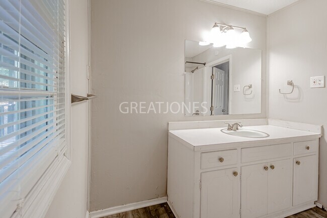 Building Photo - HOLIDAY SPECIAL! SIGN A LEASE BY NOVEMBER ...