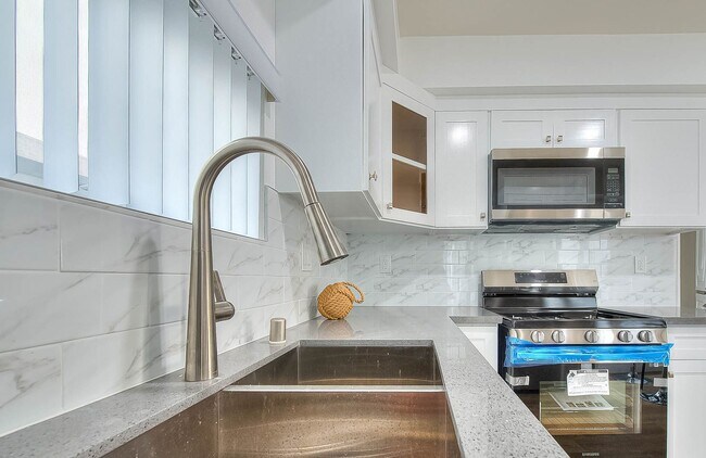 Building Photo - Luxury 4 Bed Townhomes in NoHo!