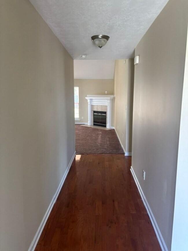 Building Photo - 452 Lory Ln