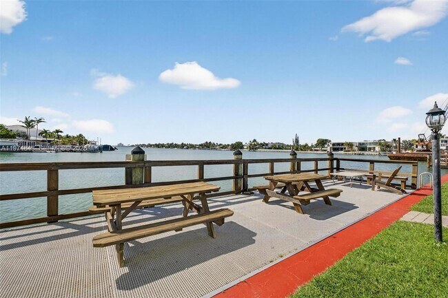 Building Photo - 8600 Byron Ave