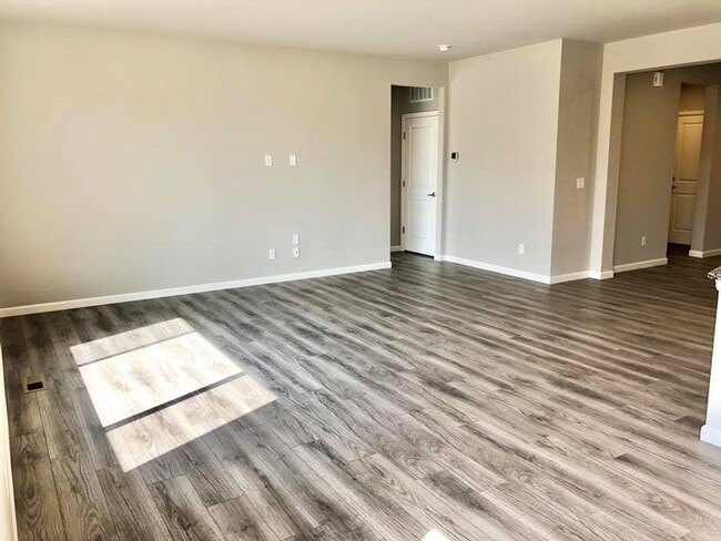 Building Photo - Gorgeous Ranch-Style House in Berthoud!