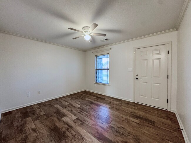 Building Photo - 36 Talladega Loop