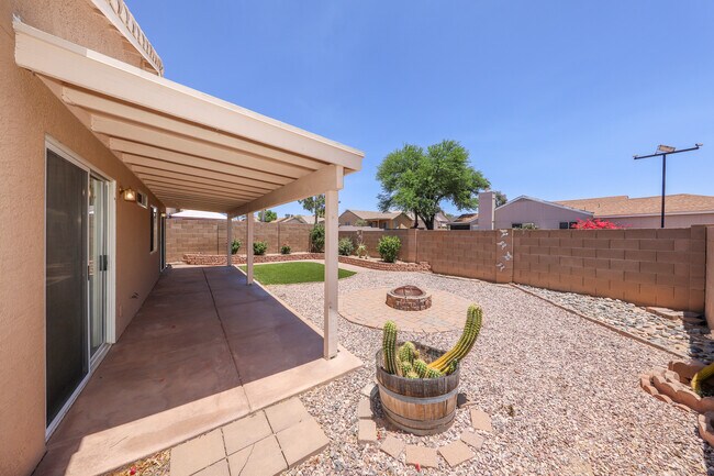 Building Photo - 8070 N Wild Aster Way
