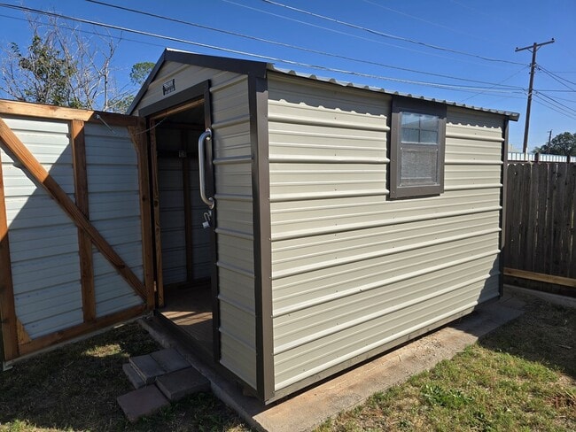 Building Photo - 4904 Locust Ave