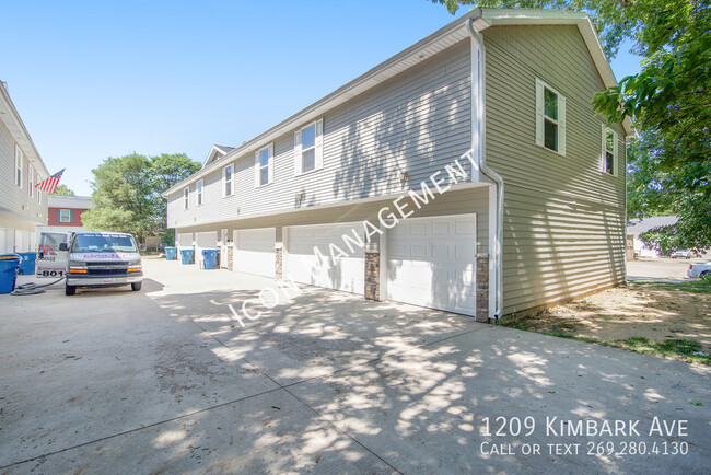 Building Photo - WMU off-campus housing - Includes garage