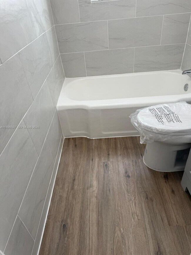 Building Photo - 1432 NE 163rd St