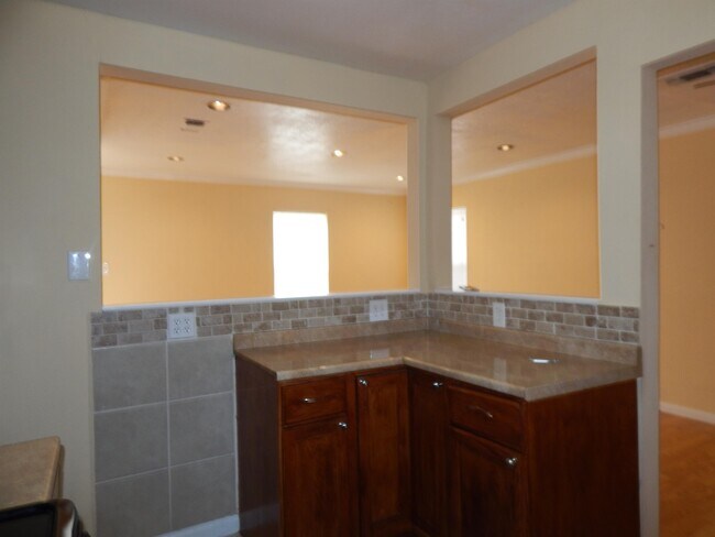 Building Photo - 507 Duncan Ave