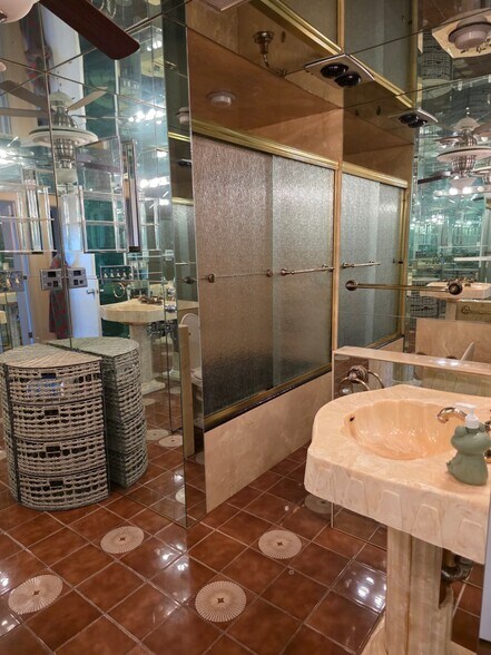 Building Photo - 250 Nesmith St