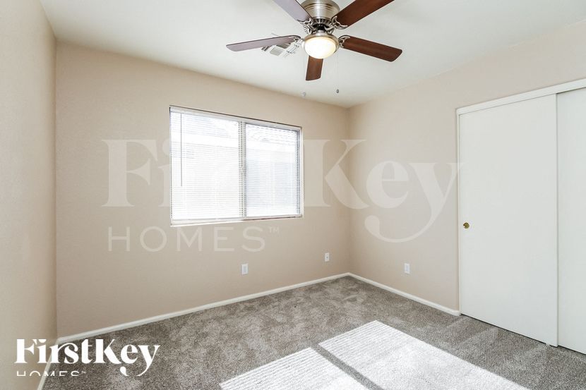 Building Photo - 930 E Nardini St